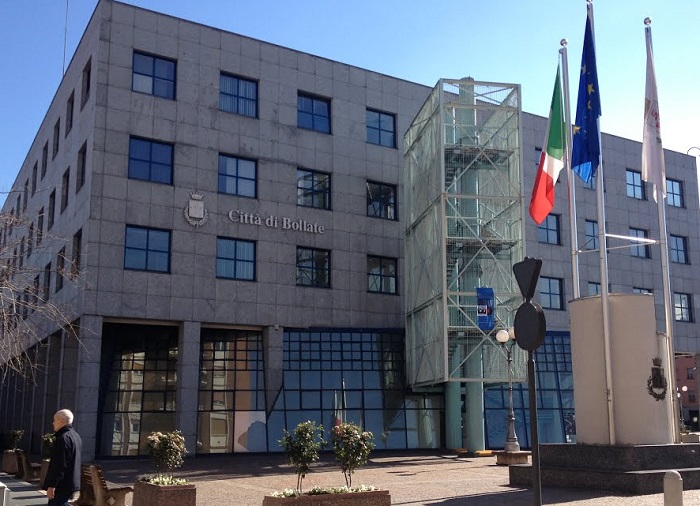 Oltre che dei consueti uffici municipali e postali e della stazione dei carabinieri, il comune di Bollare è anche sede del distretto scolastico n. 66.