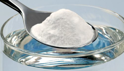 A temperatura ambiente il bicarbonato di sodio si presenta come una polvere cristallina bianca.
