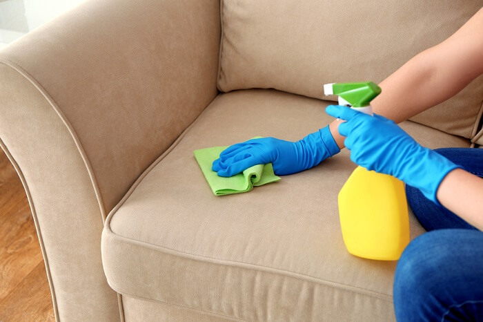 Come pulire un divano in pelle - Six Lands