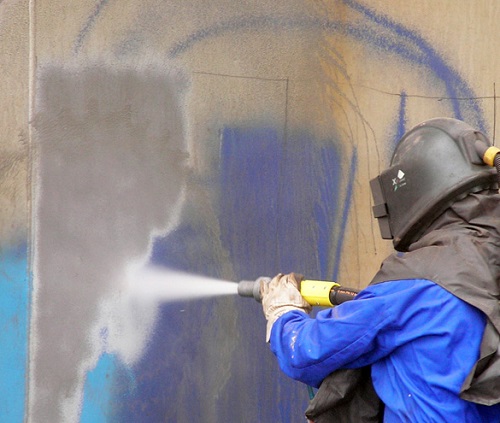Le sabbiatrici abrasive permettono una rimozione profonda di graffiti.