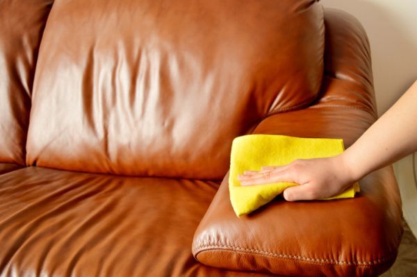 Nella pulizia dei divani in pelle, bisogna stare molto attenti a non utilizzare prodotti corrosivi e panni abrasivi.