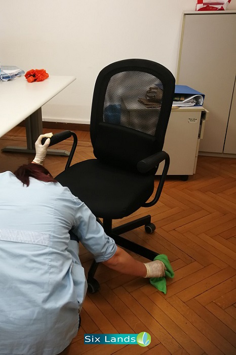 La pulizia delle sedie in un ufficio, è un intervento di pulizia ordinaria a completamente di un servizio di pulizia dell'intero ambiente lavorativo.