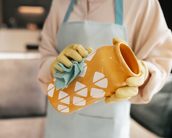 Per pulire un vaso in resina, è importante utilizzare prodotti e materiali appropriati e non abrasivi.