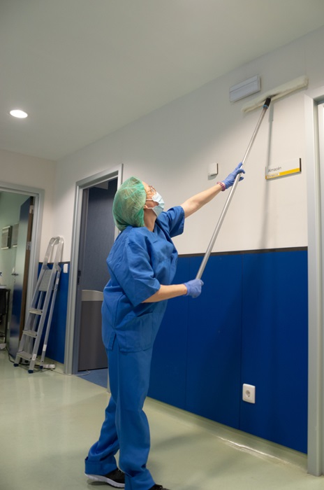 Nella pulizia di spazi sanitari, è essenziale utilizzare disinfettanti professionali approvati per l’uso in ambienti sanitari, fondamentali per ridurre la carica batterica e virale.