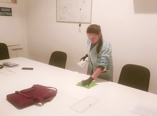 Pulizia quotidiana allergeni ufficio La pulizia quotidiana dell'ufficio permette un controllo efficace su germi ed allergeni