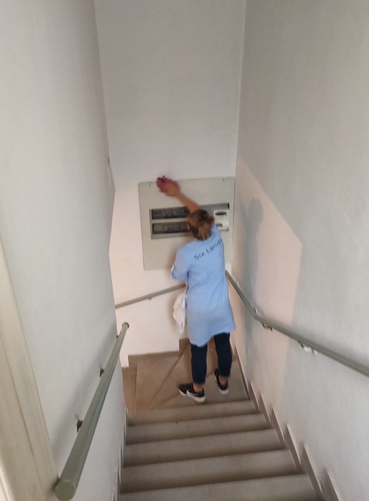 Trovare un'impresa di pulizia con orari flessibile è fondamentale per evitare interferenze nelle attività lavorative.