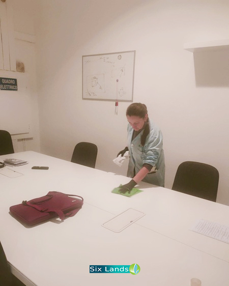 piano-pulizia-periodica-uffici-milano. Un piano di pulizia periodica personalizzato consente di mantenere gli uffici sempre puliti, ottimizzare i costi e adattare gli interventi alle esigenze specifiche di ogni azienda.
